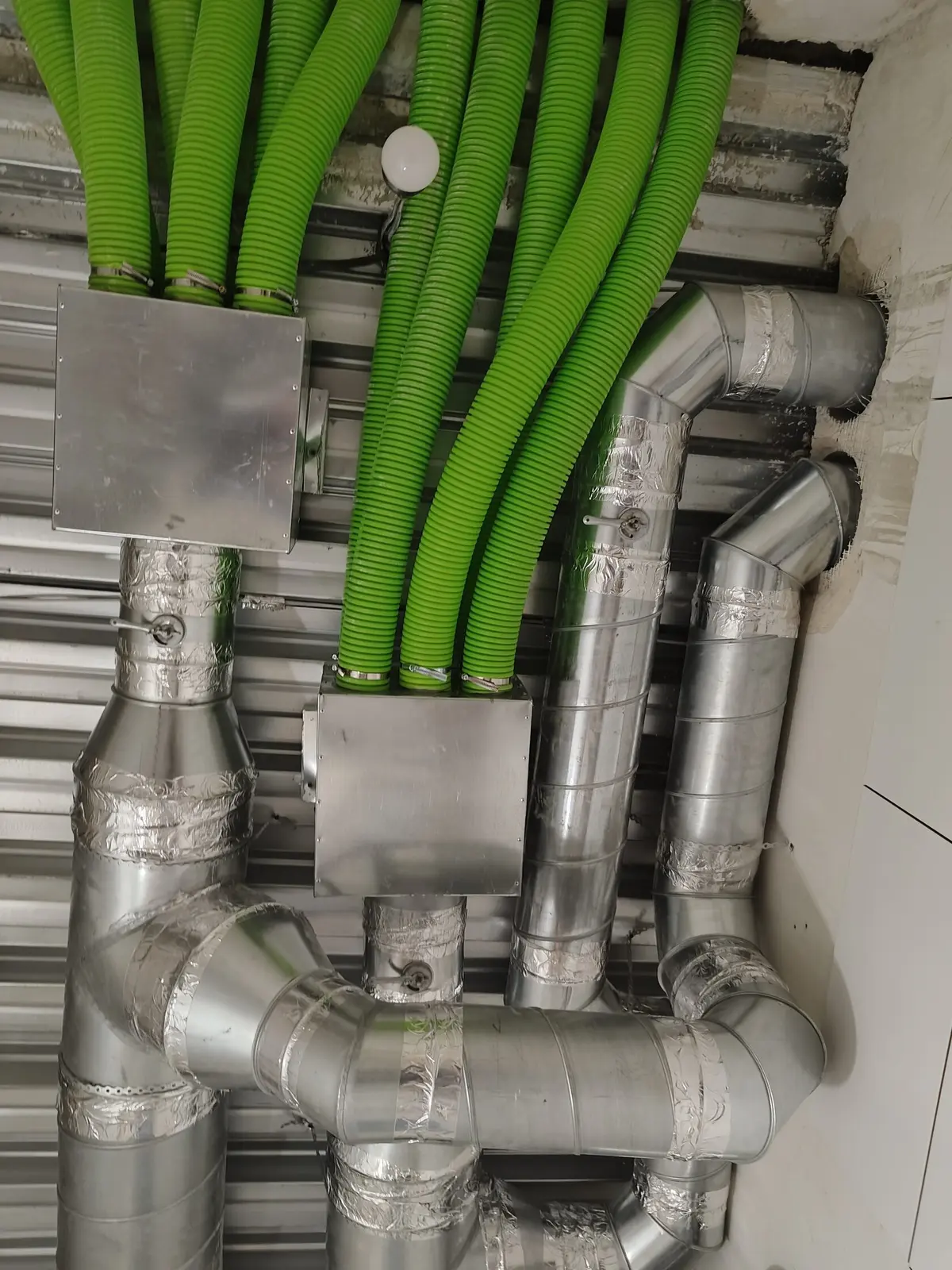 Монтаж гибких зелёных и оцинкованных воздуховодов на объекте МР.ВЕНТ